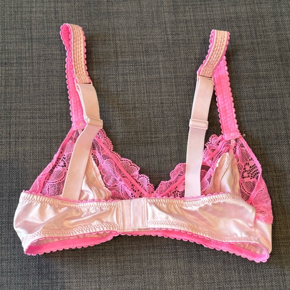 SKIMS STRETCH SATIN LACE TRIANGLE BRALETTE 
CHERRY BLOSSOM, S - Picture 3 of 6